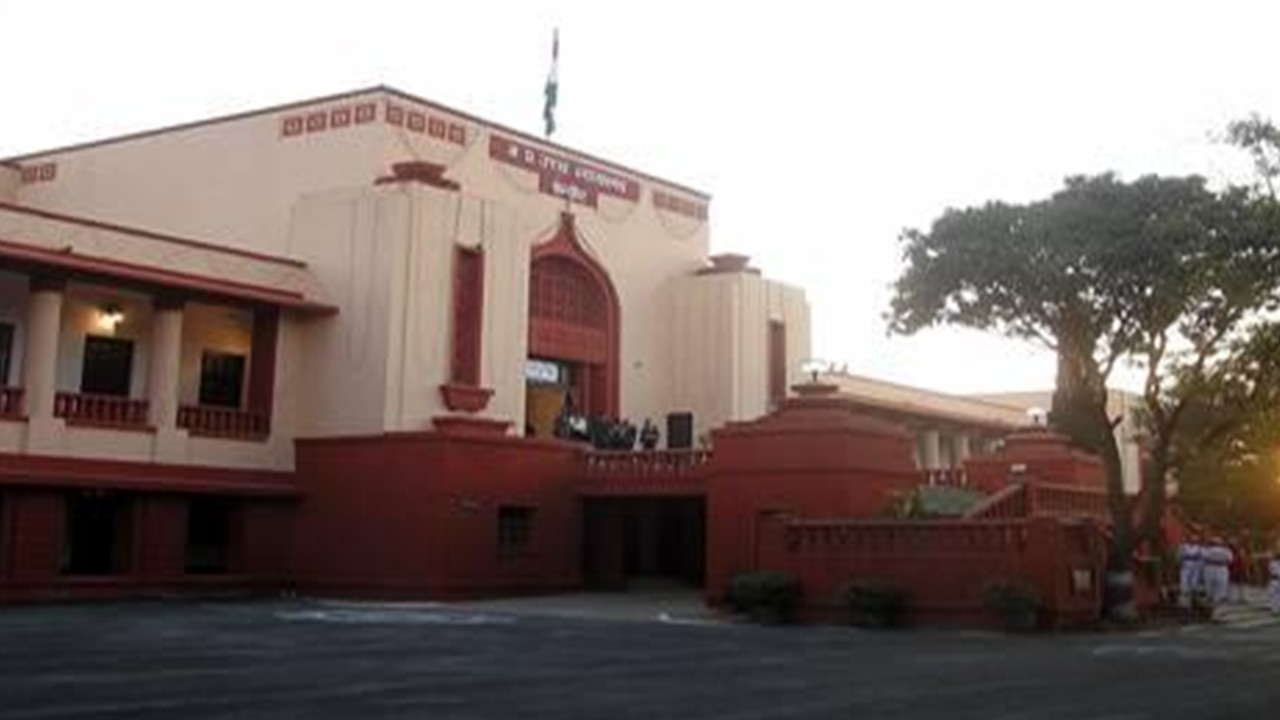 Publicity stunt: Madhya Pradesh High Court dumps with cost a PIL that questioned States decision to reopen schools Publicity stunt: Madhya Pradesh High Court dumps with cost a PIL that questioned States decision to reopen schools